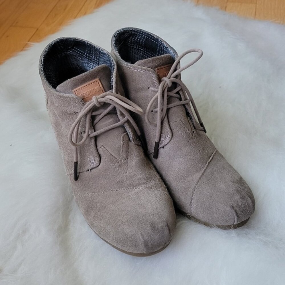 TOMS Women's Taupe Desert Suede Lace Up Wedge Boho Preppy Ankle Bootie Boots‎ 8